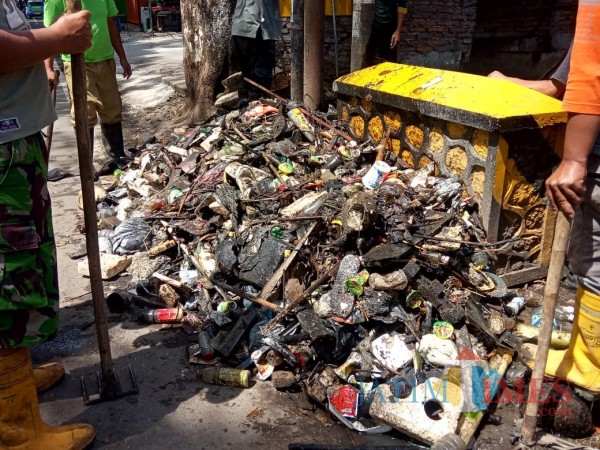 Sampah yang dikeruk dari saluran drainase di samping warung Ayam Bawang Cak Per, nampak begitu menumpuk banyak (foto: DPUPRPKP for MalangTIMES)
