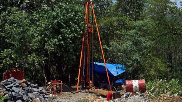 Sebuah sumur bor dengan kedalaman 120-125m sedang dibangun di Lebak Tumpang, Kelurahan Pojok, Kota Kediri. Dana berasal dari bantuan Pusat Air Tanah Geologi Tata Lingkungan Badan Geologi Kementerian ESDM. (Foto: Ist)