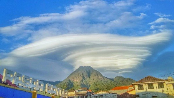 Awan Unik Di Langit Kota Batu Ini Namanya Altocumolus Lenticularis Berbahaya Untuk Penerbangan Jatim Times C#m f#m peluk dan cium hangatnya untukku. awan unik di langit kota batu ini