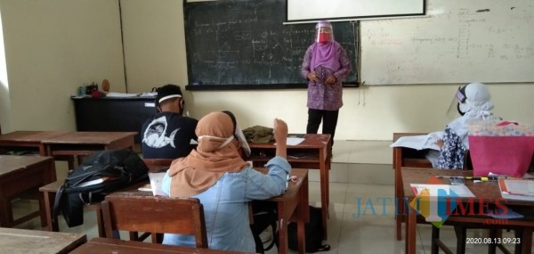 Pembelajaran Luring di salah satu SMA di Tulungagung dengan protokol kesehatan (Joko Pramono for Jatim TIMES)