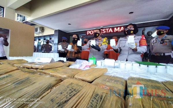 Ribuan pil dobel L yang diamankan petugas, ditunjukan dalam rilis kasus di Polresta Malang Kota (Anggara Sudiongko/MalangTIMES)