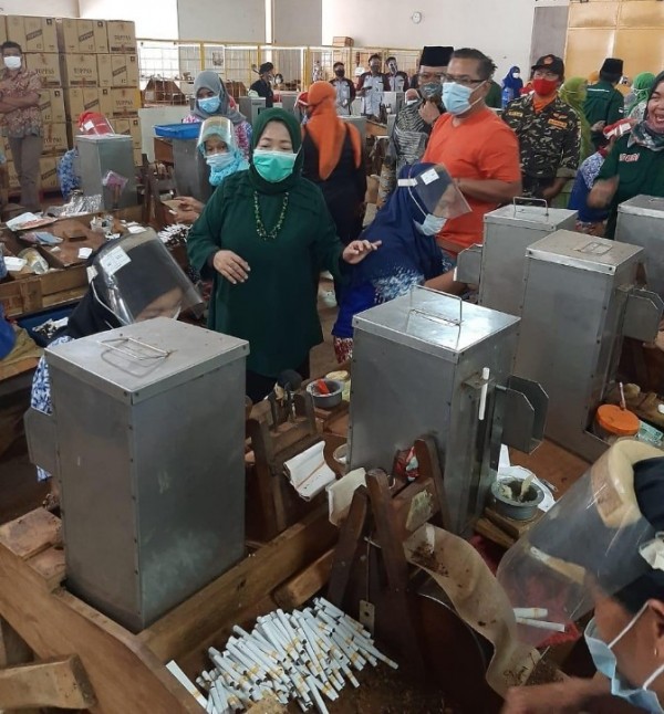 Calon Bupati Malang, Lathifah Shohib saat menyapa para buruh Pabrik Roko Topas di Karangploso, Kabupaten Malang. (Foto: Dok. Malang Bangkit)