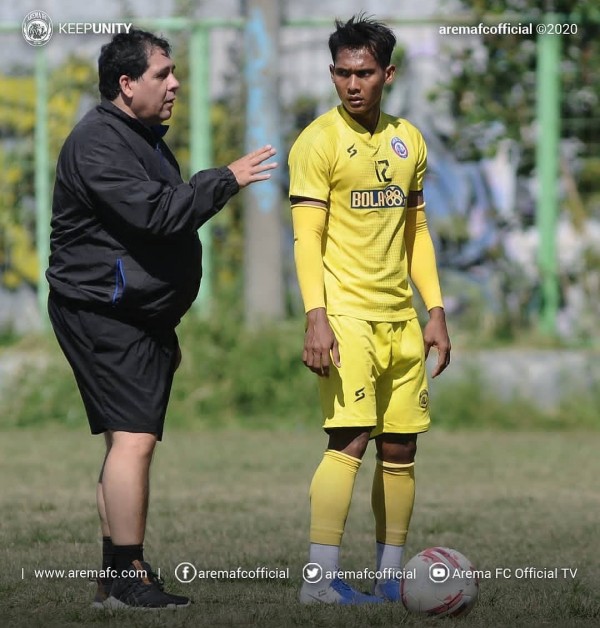 Carlos Oliveira saat memimpin latihan Arema. (official Arema FC)
