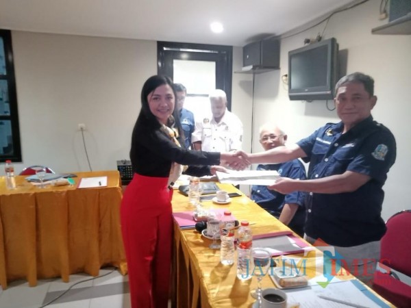 Ketua Bidang Organisasi LPM Provinsi Jawa Timur Chriswanto saat menyerahkan mandat kepada plt ketua LPM Jember. (foto : istimewa / Jatim TIMES)