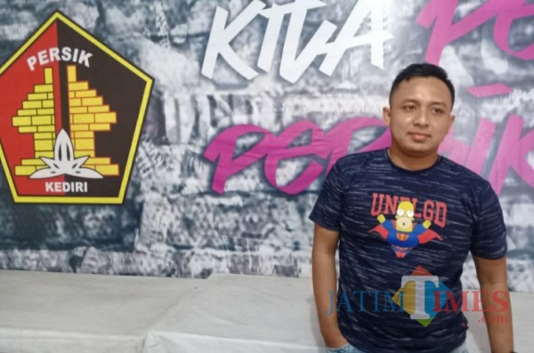 Anwar Bahar Basalamah, Media Officer Persik Kediri saat memberikan keterangan di mess Persik. (eko arif s/Jatimtimes)
