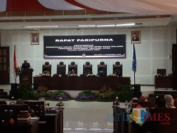 Suasana rapat paripurna agenda penyampaian pandangan umum fraksi-fraksi DPRD Kota Malang terhadap Ranperda tentang APBD Tahun Anggaran 2021 di kantor DPRD Kota Malang. (Arifina Cahyanti Firdausi/MalangTIMES).