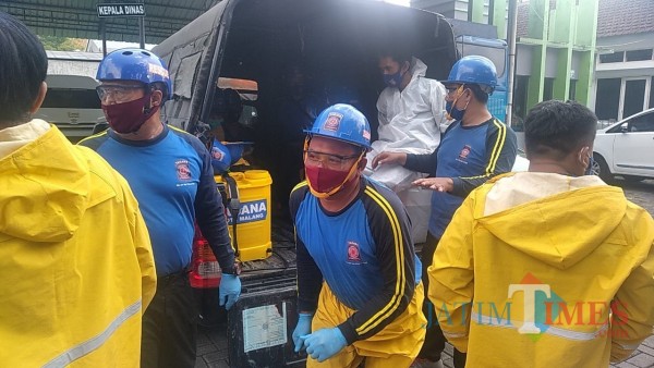 Tagana saat berangkat dari Kantor Dinsos-P3AP2KB untuk melakukan penyemprotan disinfektan, (Tagana for MalangTIMES)