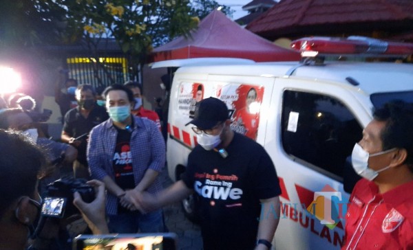 Calon Bupati Kediri Hanindhito Himawan Pramono menerima bantuan ambulan dari partai PKPI.(eko arif s/Jatimtimes)