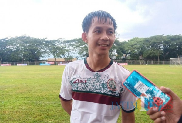 Risna Prahalabenta mantan pemain Persik Kediri sekarang beralih profesi menjadi pengusaha.(eko arif s/Jatimtimes)