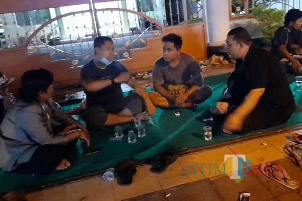 Sejumlah massa korban saat berada di depan kantor BRI Cabang Pamekasan (Foto: ist/ JatimTIMES.com)