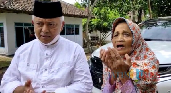 Yu Kiptiyah (kanan) saat mendoakan Sanusi kembali terpilih menjadi Bupati Malang (Foto : Tim SanDi for MalangTIMES)