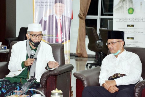 Rais 'Aam Pengurus Besar Nahdlatul Ulama (PBNU) KH Miftachul Akhyar (kiri)
dan Rektor UIN Malang Prof Dr Abdul Haris MAg. (Foto: Humas)
