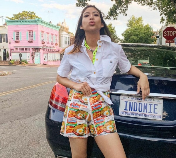 Gaya Putri Samboda dengan celana dari bungkus Indomie yang anti mainstream. (Foto: Instagram @putrisamboda).