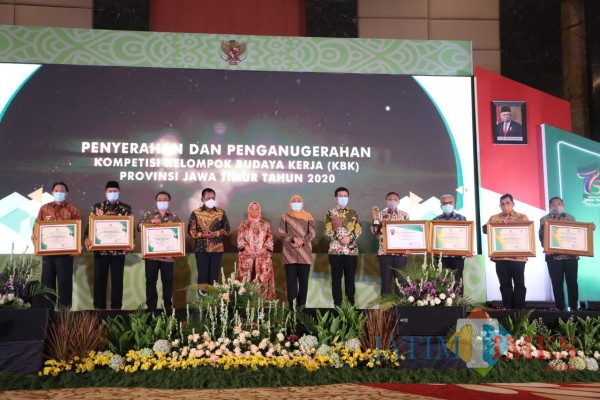Gubernur Jatim Khofifah ketika menyerahkan penghargaan