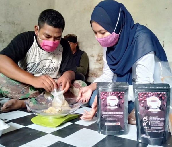 Pelatihan mengolah produk kopi oleh mahasiswa Unikama Prodi Akutansi terhadap kaum disabilitas(Unikama for MalangTIMES)