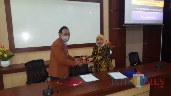 Rektor Unikama, Dr. Pieter Sahertian dan Ketua STKIP PGRI Jombang Dr. Munawaroh, M.Kes saat melakukan penandatanganan MoU (Unikama for MalangTIMES)