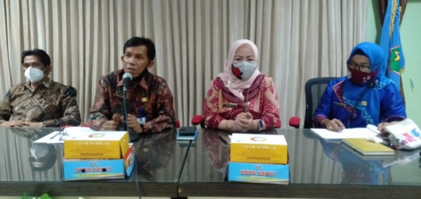 (dua dari kiri) Sektretaris Disdikbud Kota Malang memaparkan persiapan belajar tatap muka di kota Malang. (Foto: Humas)
