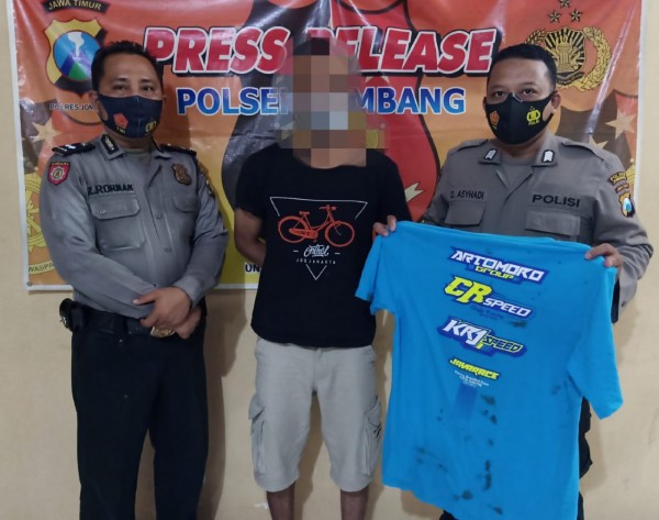 Pelaku saat diamankan polisi ke Mapolsek Jombang. (Istimewa)