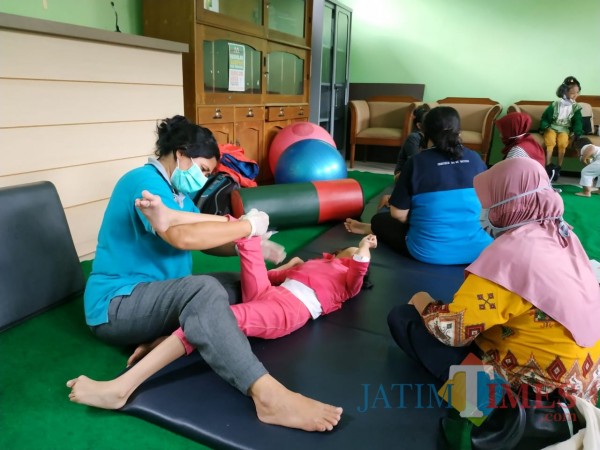 Suasana pelayanan terapi penyandang disabilitas (Hendra Saputra)