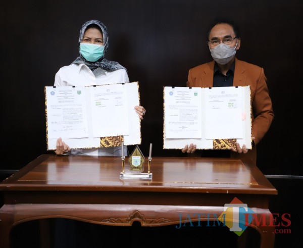 Wali Kota Batu Hj. Dewanti Rumpoko, M.Si dan Rektor Unikama, Dr. Pieter Sahertian M.Si, saat melakukan penandatanganan MoU (Unikama for MalangTIMES)