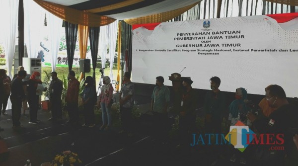 Gubernur Jatim Khofifah ketika memberikan bantuan.