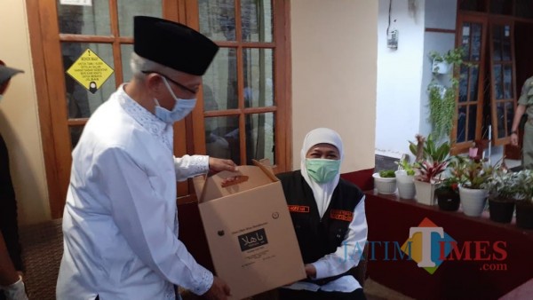 Gubernur Jatim Khofifah ketika mengunjungi tempat produksi kopi di Bondowoso