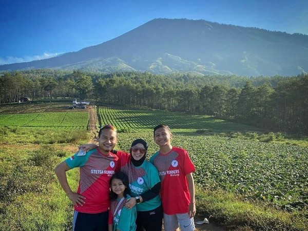 Salah satu keluarga saat berswafoto di Bukit Jengkoang, di Desa Bulukerto, Kecamatan Bumiaji, Kota Batu. (Foto: istimewa)