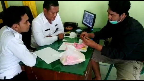 Anggota Satreskoba Polres Jombang bersama petugas Lapas Kelas IIB Jombang membuka narkoba yang diselundupkan melalui kerupuk pasir. (Istimewa)