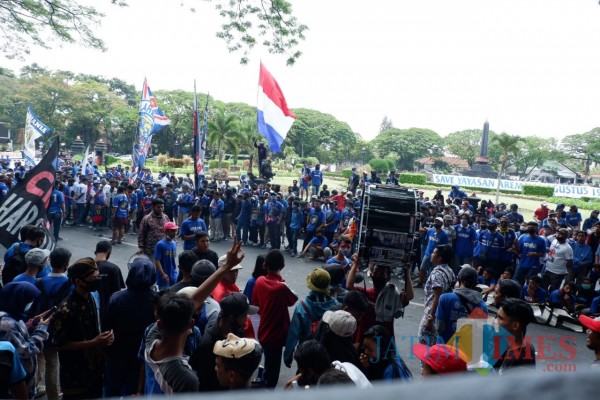 Aremania saat unjuk rasa meminta satu Arema (Hendra Saputra)