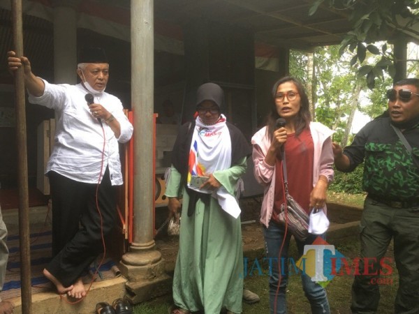 Calon Bupati Malang dari pasangan SanDi nomor urut 1, Sanusi (pegang mickrofon) saat berdialog dengan mantan TKI di Kabupaten Malang (Foto : Dokumen MalangTIMES)
