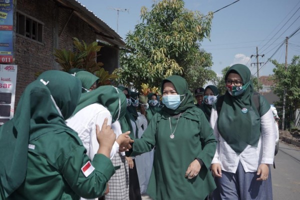 Calon Bupati Malang nomor urut dua yakni Lathifah Shohib saat menemui masyarakat di Pakisaji, Senin (16/11/2020). (Foto: Dok. Malang Bangkit)
