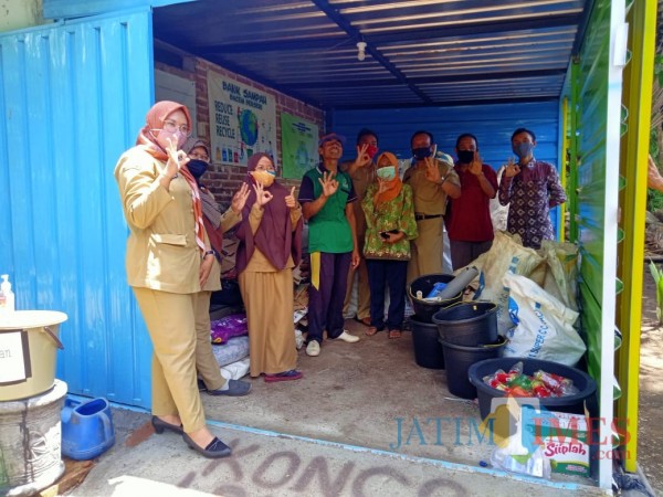 DLH Kabupaten Blitar saat monev di Bank Sampah Bacem Berseri di Desa Bacem, Kecamatan Sutojayan.(Foto : Aunur Rofiq/BlitarTIMES)