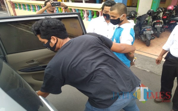 NC, napi Lapas Kelas IIB Jombang saat hendak masuk mobil usai diperiksa penyidik Satreskoba Polres Jombang. (Foto : Adi Rosul / JombangTIMES)