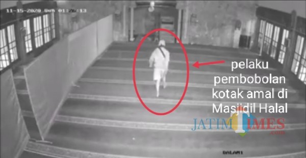 Pelaku pembobolan kotak amal yang tengah beraksi di Masjidil Halal (Anggara Sudiongko/MalangTIMES)