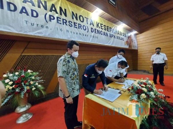 Penandatanganan nota kesepahaman oleh Kepala BPH Migas dan Direktur Utama PT. Pindad, Senin (16/11/2020). (Foto: Tubagus Achmad/MalangTimes)