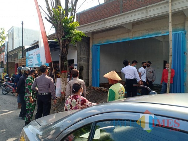 Polisi melakukan olah TKP di lokasi pekerja bangunan tersengat listrik