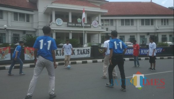 Suasana soccer street yang dilakukan Aremania (Hendra Saputra)
