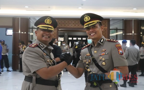 AKBP Eva Guna Pandia bersama AKBP Handono Subiakto / Foto : Istimewa / Tulungagung TIMES