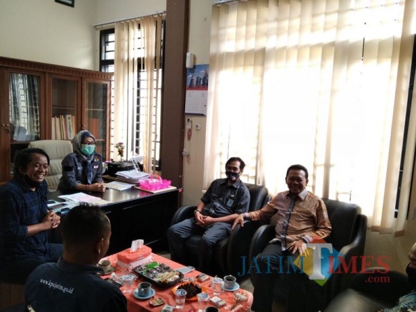 Anggota Komisi XI DPR RI Ali Ahmad (paling kanan, batik cokelat) saat melakukan sidak di KPU Kabupaten Malang. (Foto : Ashaq Lupito / MalangTIMES)