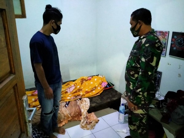 Babinsa Merjosari, Sertu Sunarto saat memantau lokasi kejadian ditemukannya mahasiswa yang tak bernyawa di dalam kamar (Ist)