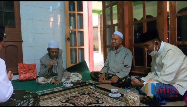 Cabup Sumenep nomor urut 01, Achmad Fauzi sewaktu sowan ke KH. A. Nawawi Abdul Jalil di Ponpes Sidogiri, Pasuruan (Foto: Ist/Jatim TIMES)