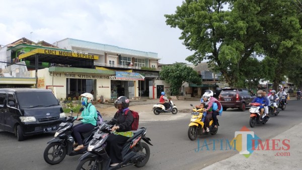 Bangunan cucian mobil dekat pintu exit seksi V tol Mapan yang masih berdiri jelang pengoperasian seksi V tol Mapan. (Pipit Anggraeni/MalangTIMES).
