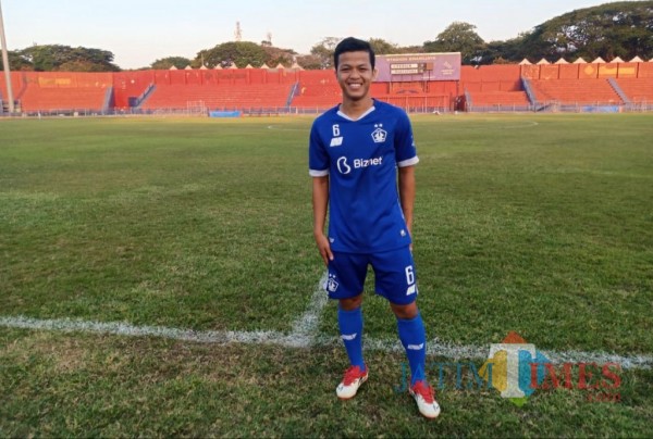 Gelandang Persik Kediri Krisna Bayu Otto usai menjalani latihan.(eko arif s/Jatimtimes)