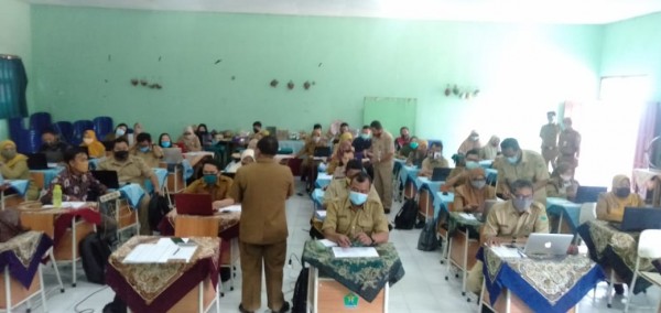 K3S se-kota Malang bersama pengawas sekolah Disdikbud Kota Malang menyiapkan PAS satu tahun pelajaran 2020/2021 daring. (Foto: Humas)
