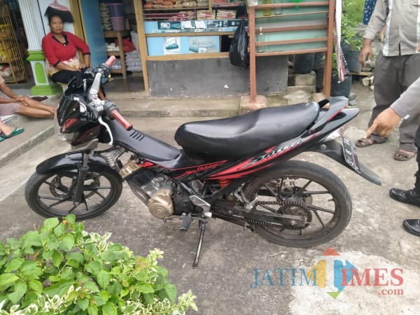 Pelaku meninggalkan sepeda motornya di warung milik korban.