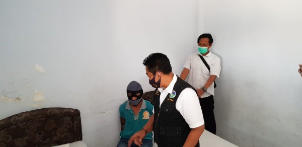 Pelaku pengedar narkoba saat ditangkap usai pesta sabu di sebuah hotel di Kecamatan Mojoagung, Jombang. (Istimewa)