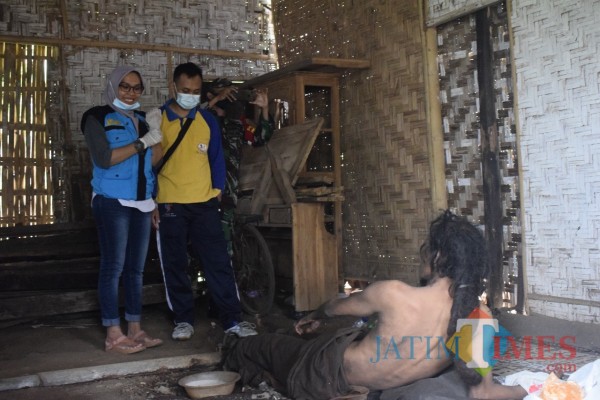 Pendamping Pasung Kabupaten Bondowoso Muzaiyanah (Kiri) saat mendatangi rumah ODGJ (Foto: Abror Rosi/JatimTimes)