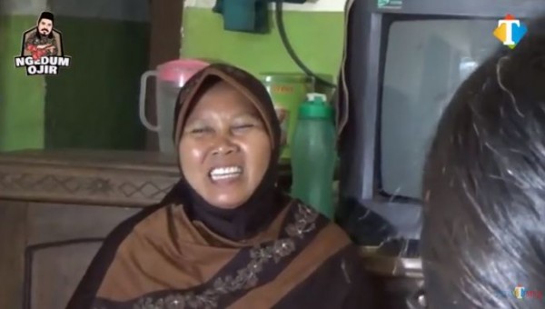 Seorang janda kerja jadi pembantu (Foto: YouTube JatimTIMES)