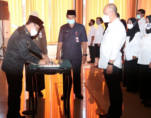 Wali Kota Malang Sutiaji (kiri) saat melantik pergeseran pejabat ASN Pemkot Malang di Gedung Pertamina SMK Negeri 2 Malang, Rabu (18/11). (Foto: Humas Pemkot Malang).