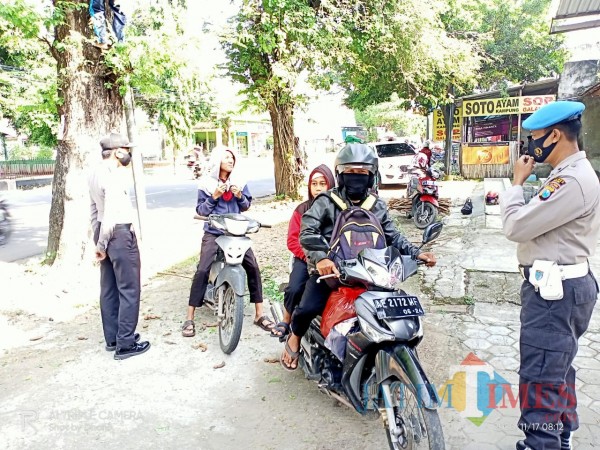 Aparat gabungan Polsek dan Koramil Widodaren Kabupaten Ngawi makin rutin melaksanakan razia penegakan protokol kesehatan